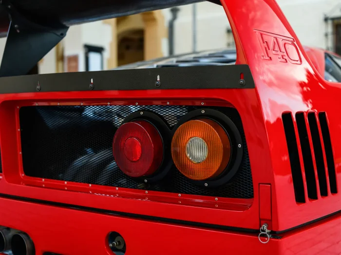 Исторический Ferrari F40: скорость и цена в одном автомобиле