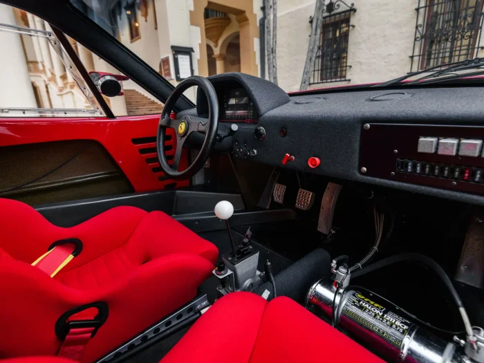 Исторический Ferrari F40: скорость и цена в одном автомобиле