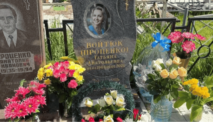 Памятник на могиле актрисы Татьяны Проценко, известной по роли Мальвины: взгляд в прошлое через искусство.